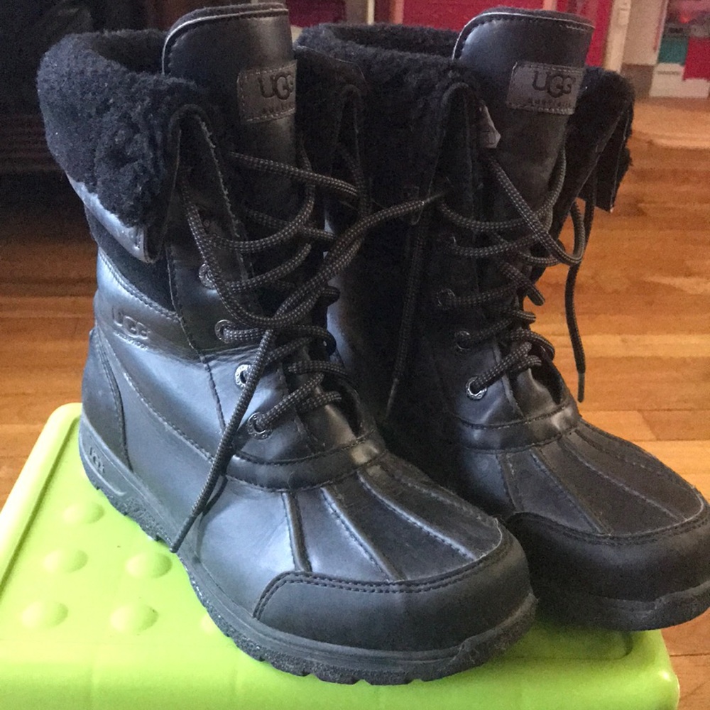 Black Ugg winter boots good for the snow.